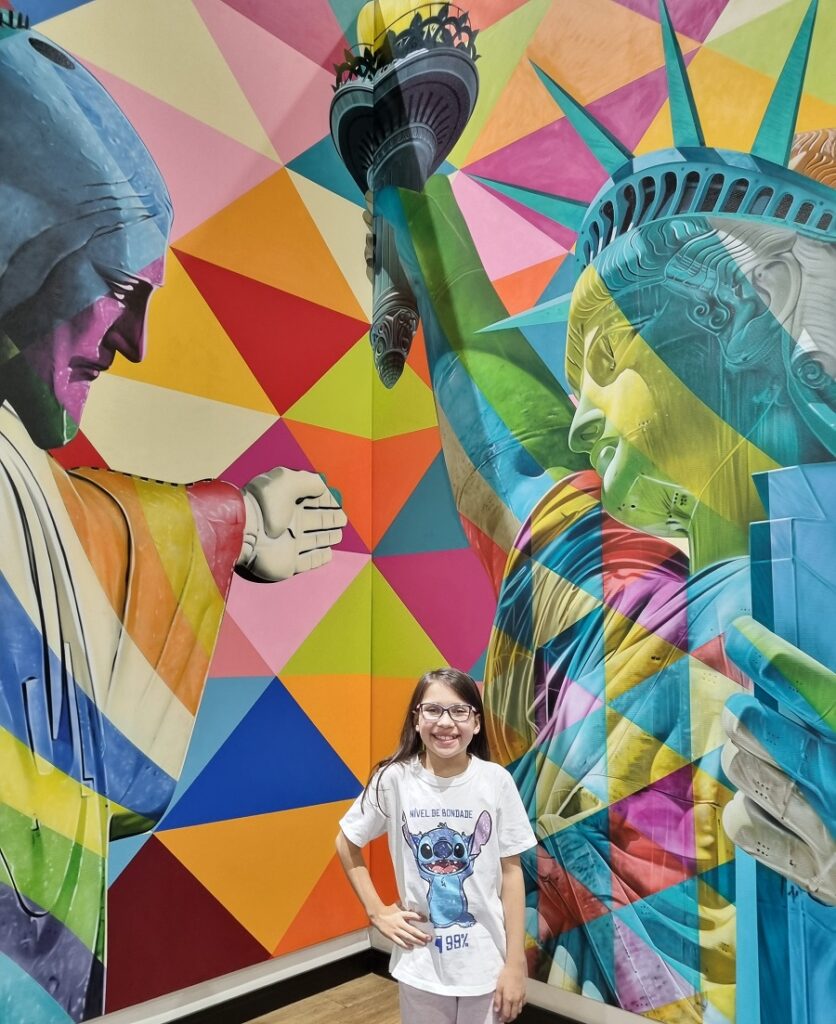 American Express Lounge tem mural do Kobra