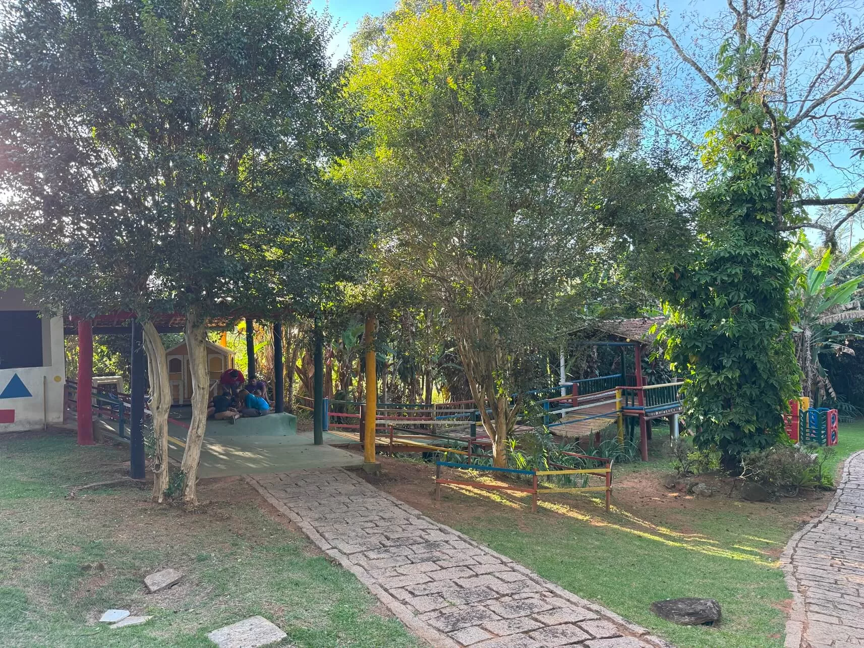 Área kids no meio da natureza