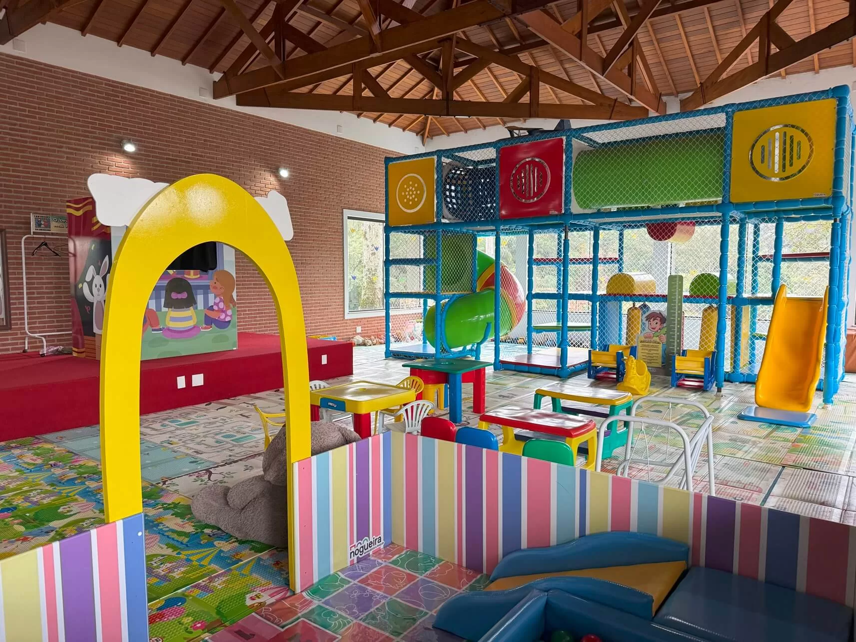 Além da brinquedoteca, há um parquinho enorme ao ar livre