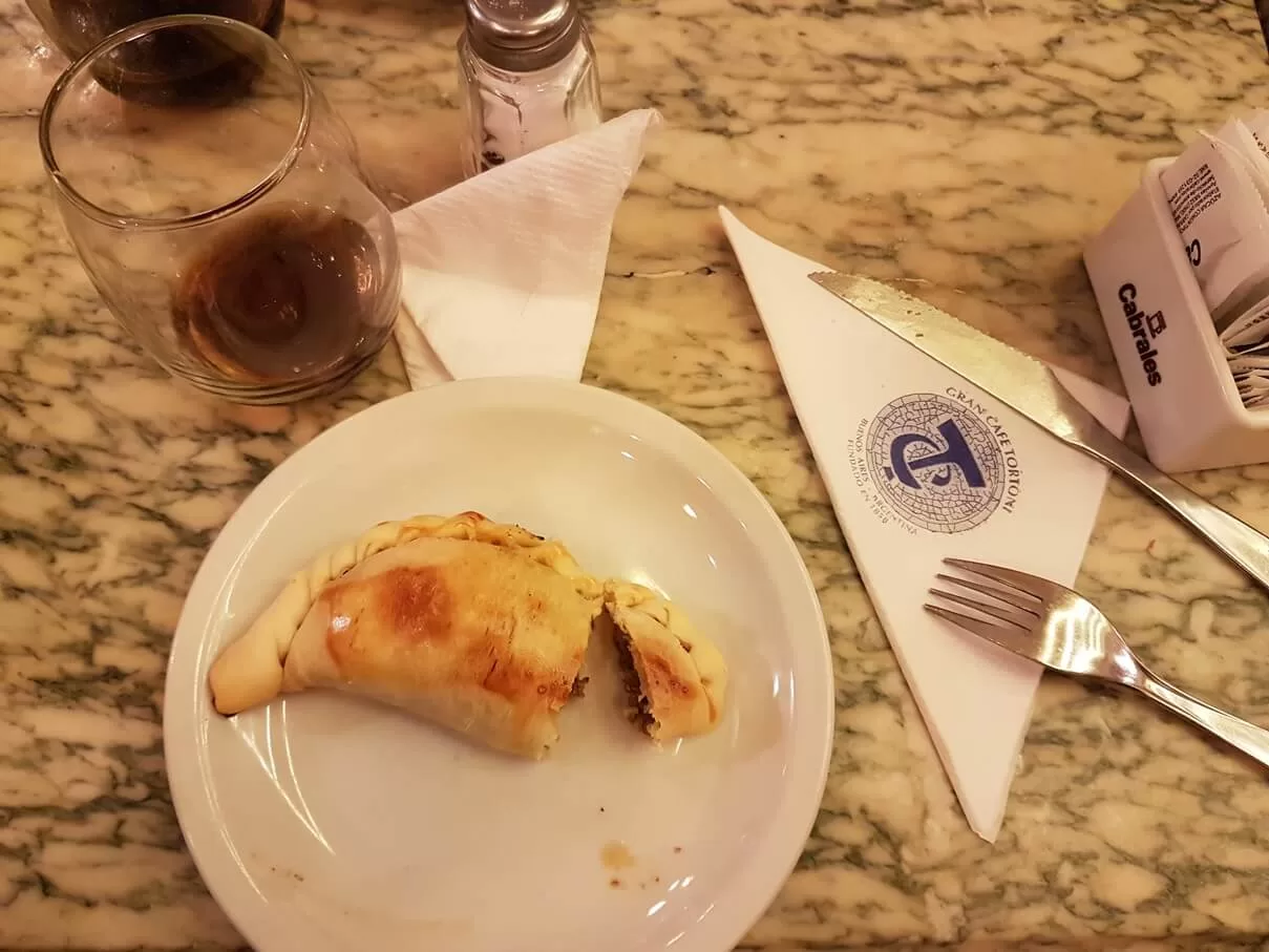 Não deixe de provar uma empanada no tradicional Café Tortoni
