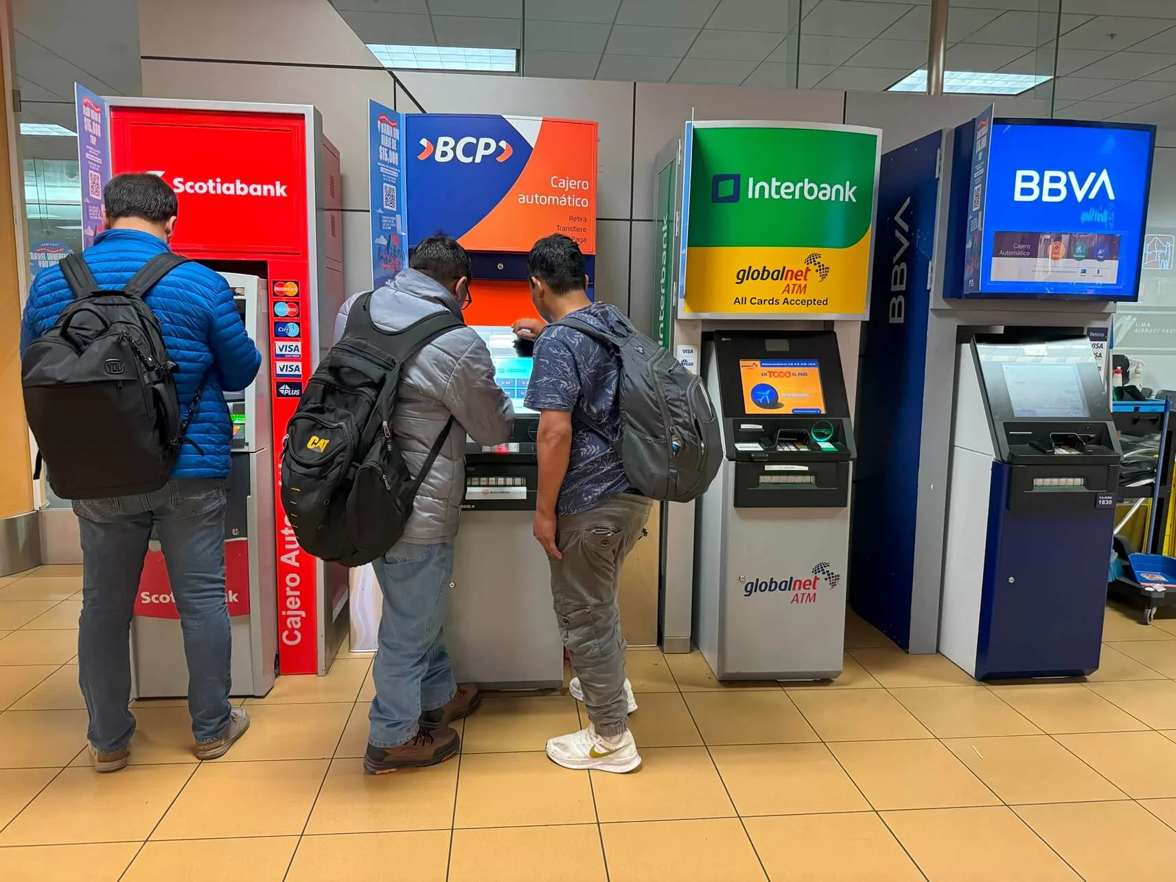 Caixas eletrônicos no Aeroporto de Lima: você pode sacar em moeda local com o cartão de débito internacional