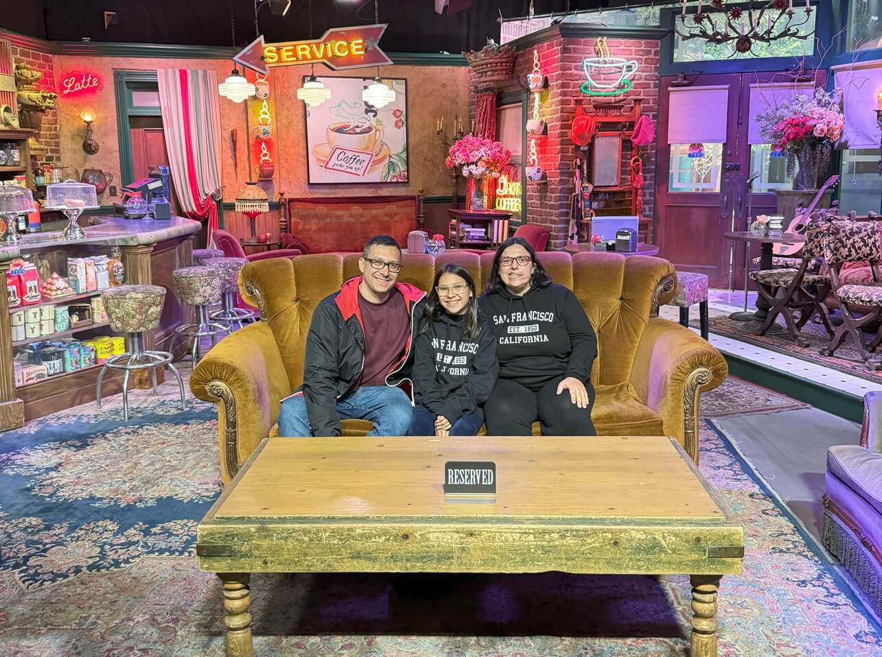 Que tal sentar no sofá do Central Perk de Friends?