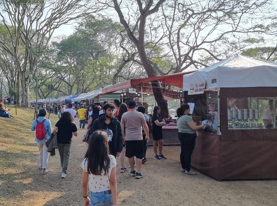 Festa das Cerejeiras tem barracas com comidas típicas japonesas