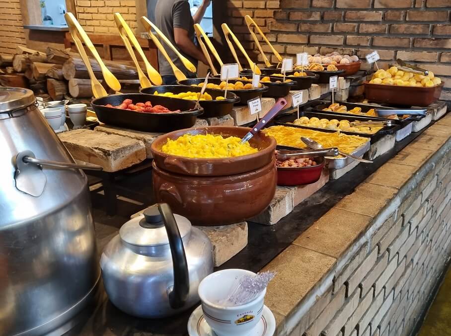 Buffet de café da manhã na Fazenda da Comadre, na Tamoios