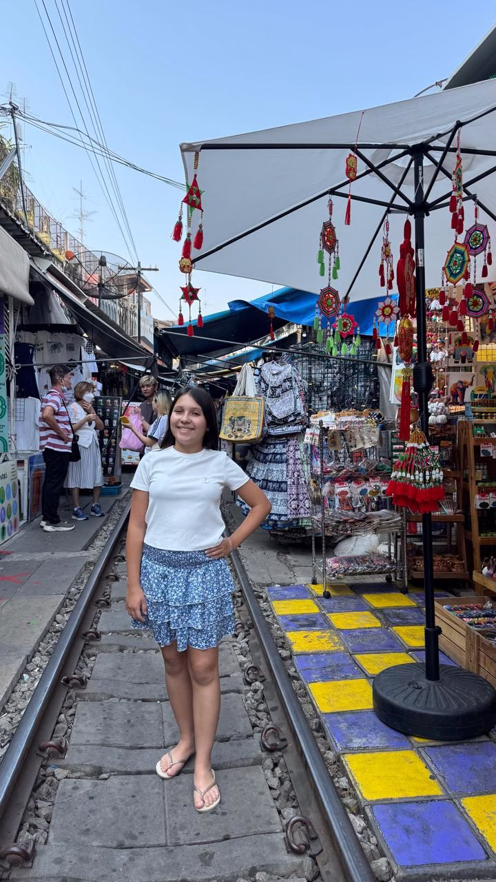 Imagine um mercado em cima da linha do trem