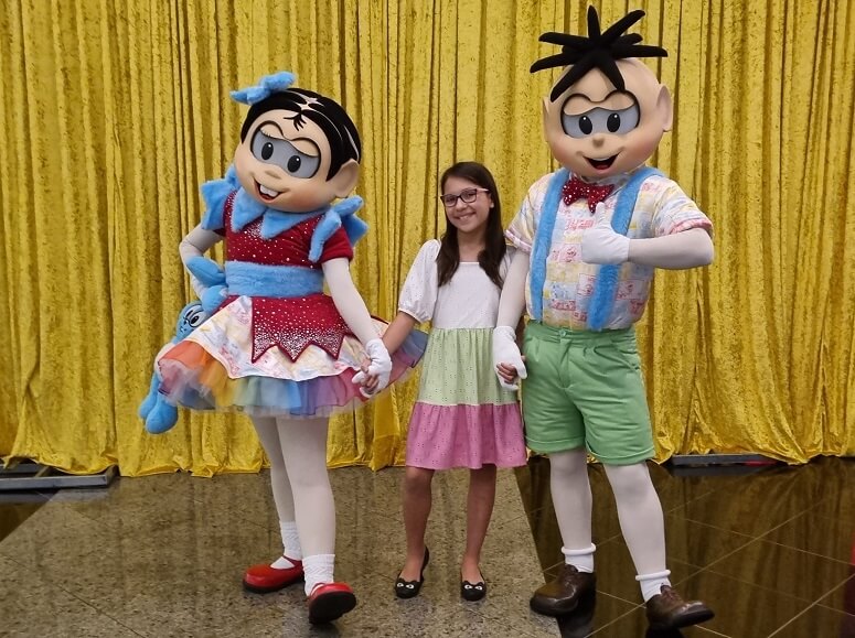 Mônica e Cebolinha em traje de aniversário no Circo da Turma da Mônica