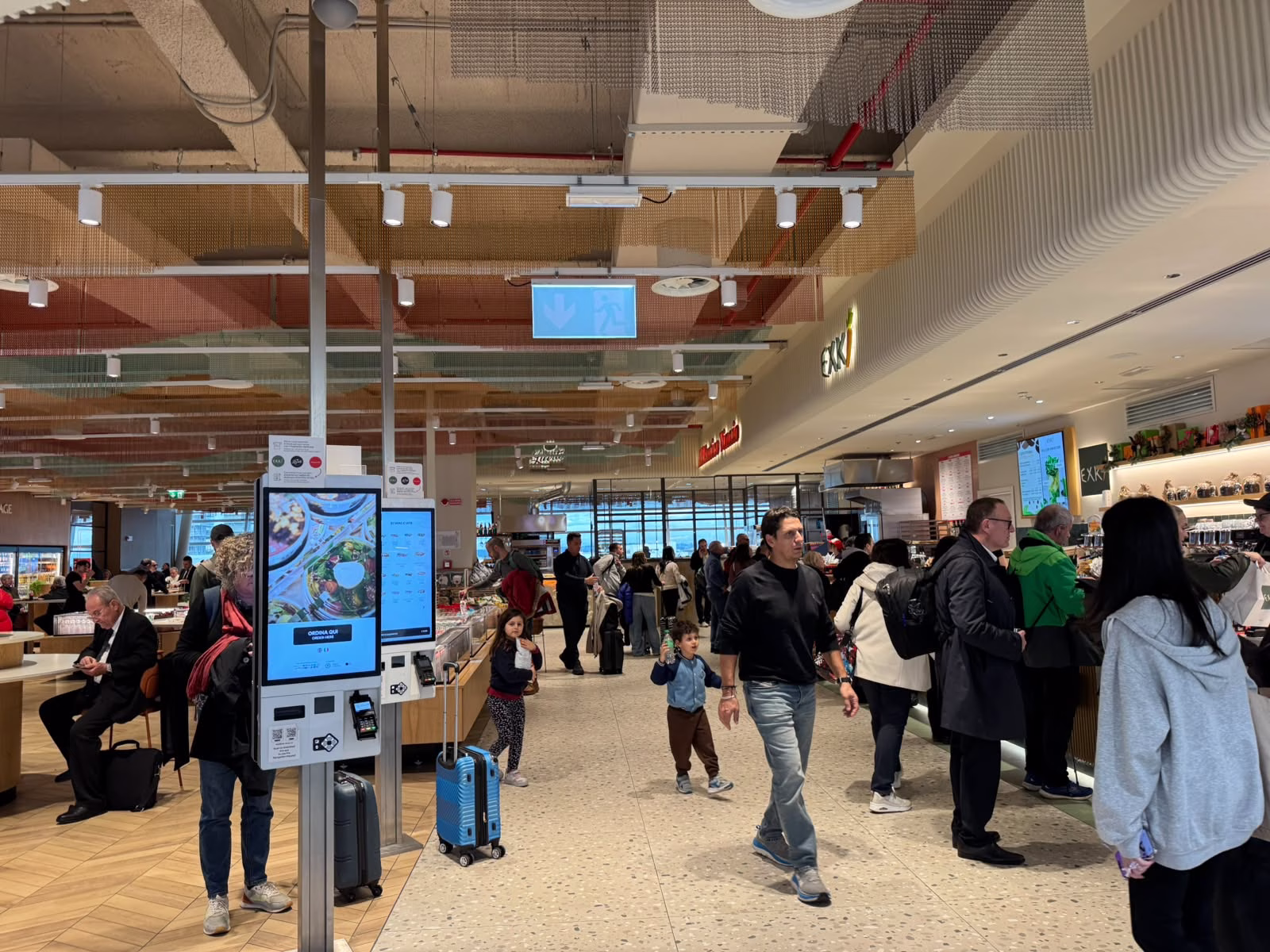 Praça de alimentaçãço bem completa no aeroporto Fiumicino
