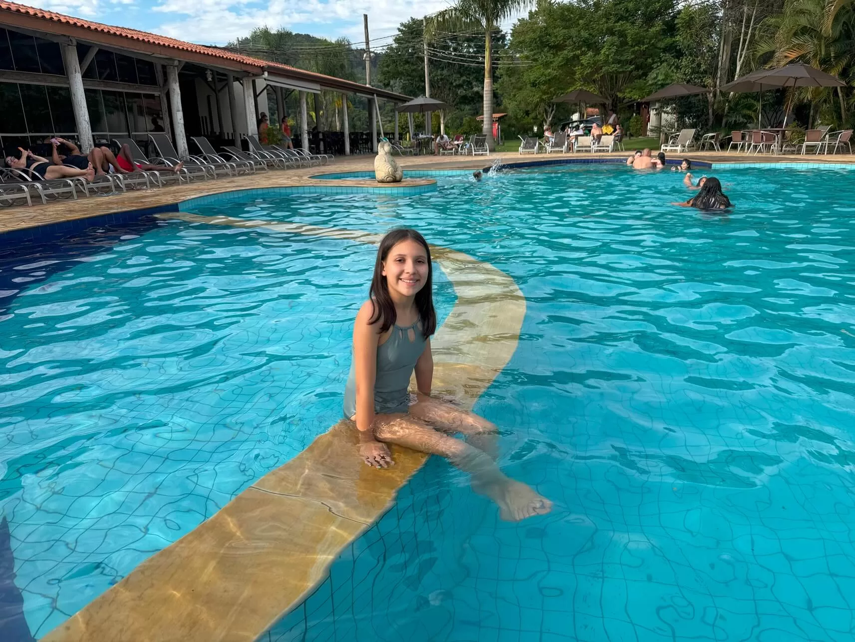 O hotel conta com piscinas climatizadas e uma piscina coberta e aquecida