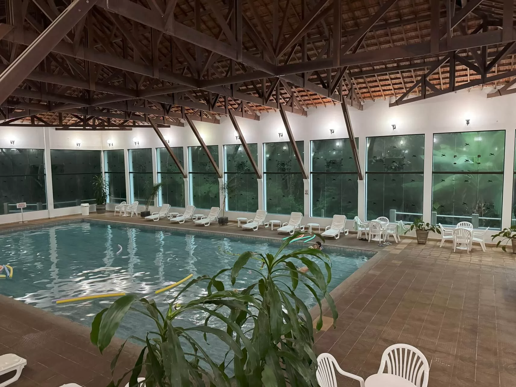 Piscina rasa aquecida