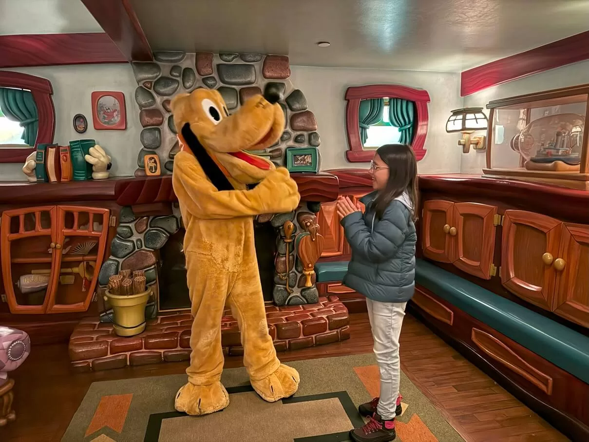 Encontre personagens como o Pluto dentro das casas do Mickey e da Minnie
