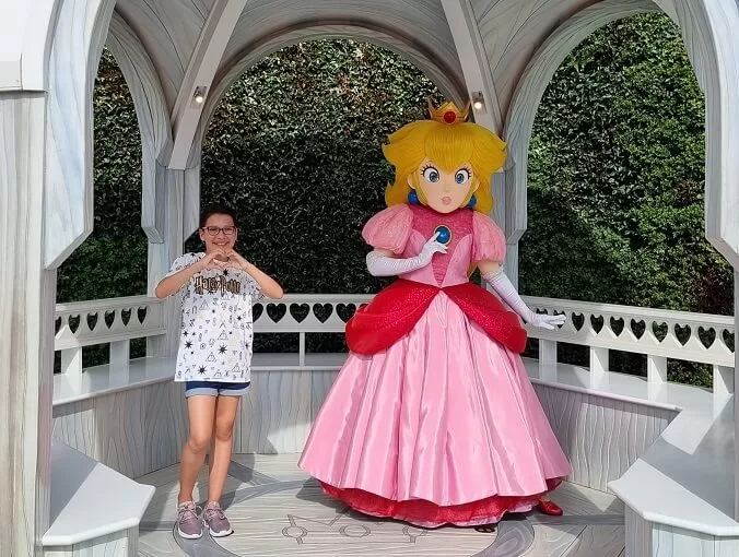 Alice com a princesa Peach no Super Nintendo World
