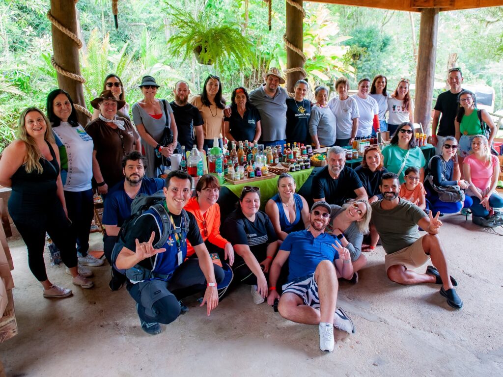 Visitantes com os produtores do Polo Ecoloógico