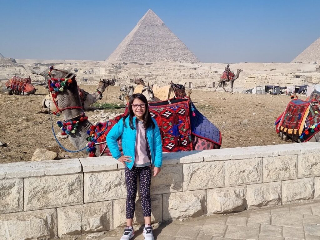 Pirâmides e ruínas no Cairo