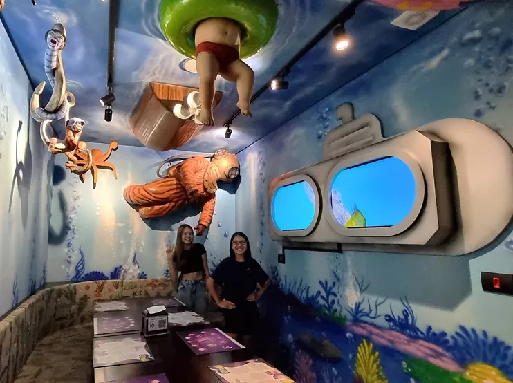 Sala secreta do fundo do mar em um dos restaurantes temáticos de São Paulo
