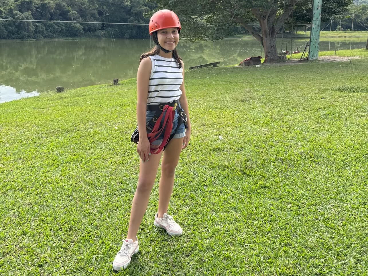 Alice, pronta para a tirolesa